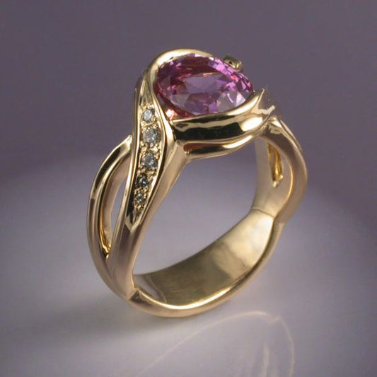 Anello d'oro con granato d'epoca e cristalli di zirconia