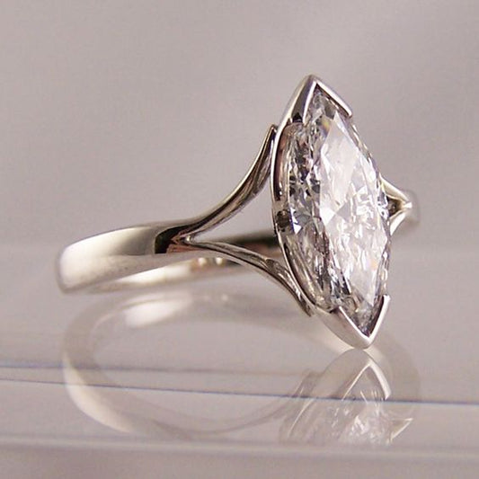 Anello d'argento con cristallo bianco ovale vintage