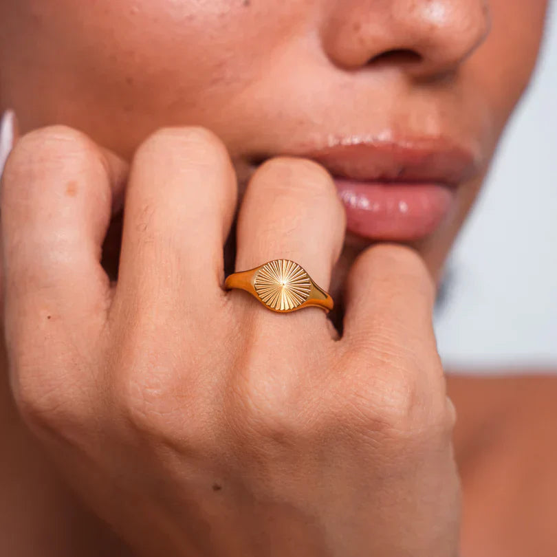 Anello con sigillo del Sole d'Oro