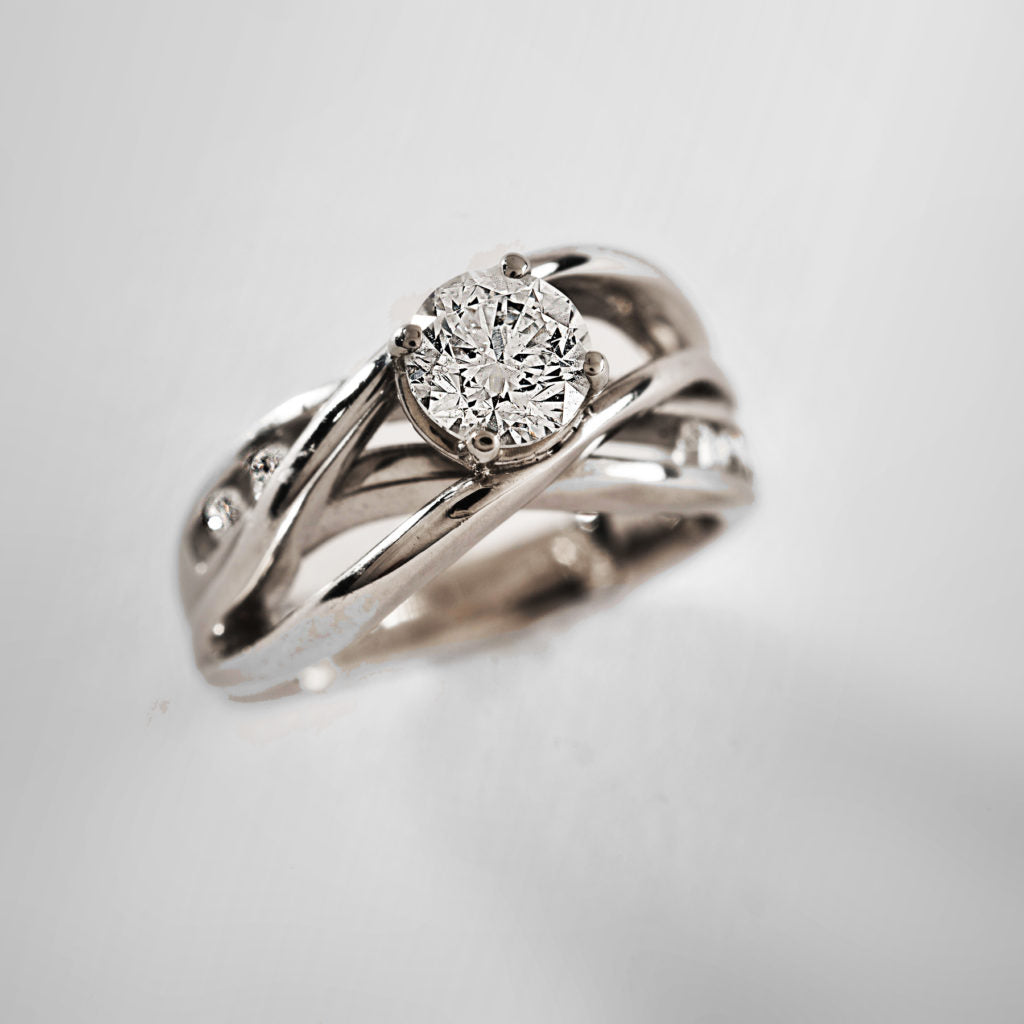 Anello vintage in argento con zirconi