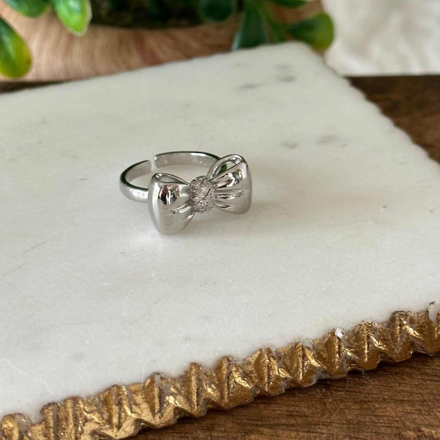 Anello Nora con fiocco a nastro soffiato - Oro o argento