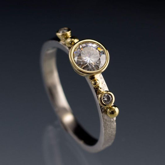 Anello d'argento vintage con zirconi arrotondati