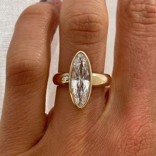 Anello d'oro con vetro ovale vintage