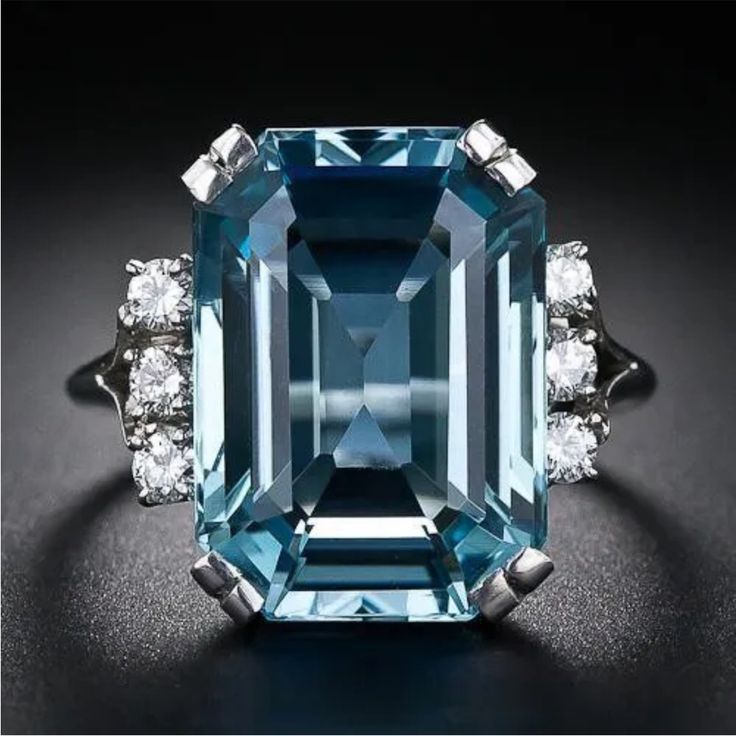 Anello d'argento con zirconi blu vintage