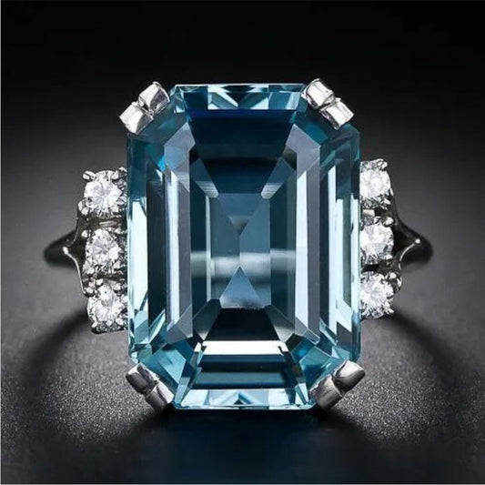 Anello d'argento con zirconi blu vintage