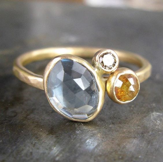 Anello d'oro vintage con cristalli colorati