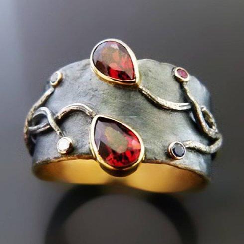 Anello vintage in argento con goccia rossa