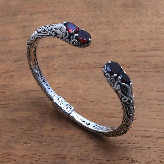 Bracciale aperto vintage in cristallo rosso