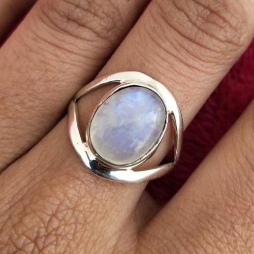 Anello d'argento con pietra di luna arrotondata vintage