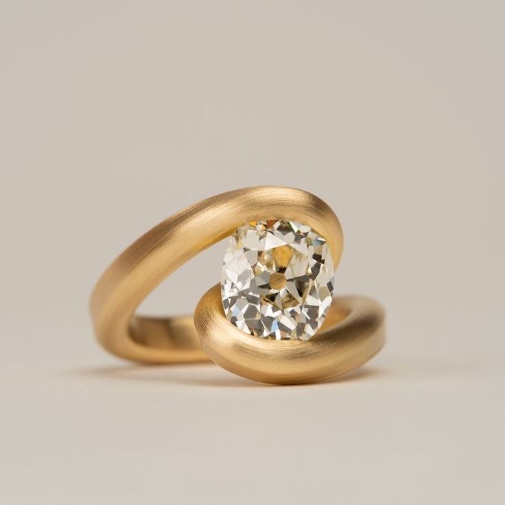 Anello vintage con spirale di zirconi dorati