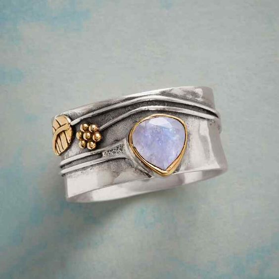 Anello vintage con pietra di luna in argento e foglie d'oro