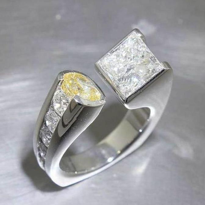 Anello d'argento vintage con zirconi aperti