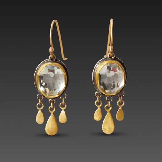 Orecchini vintage pendenti in vetro bianco e oro