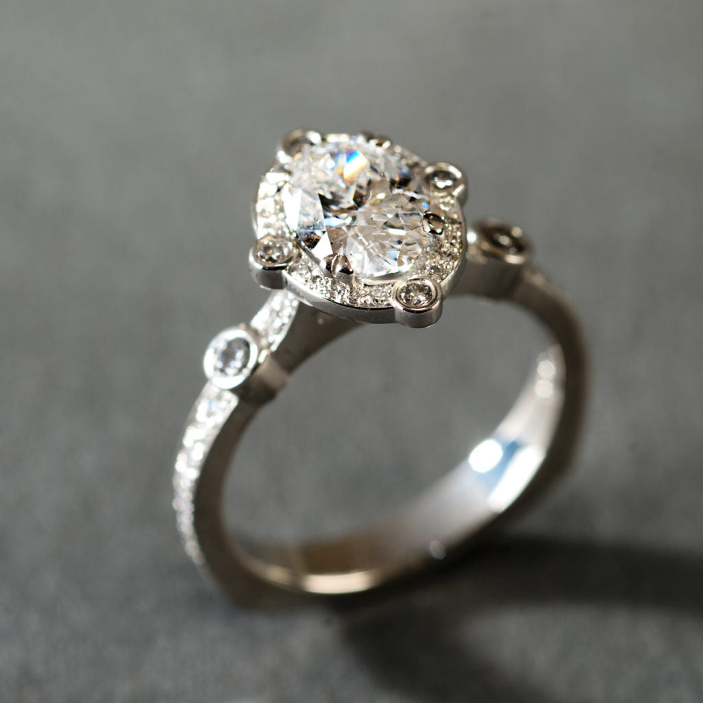 Anello d'argento lucido elegante e vintage