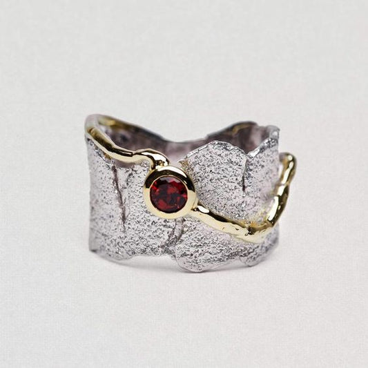 Anello vintage in argento forgiato con cristalli rossi