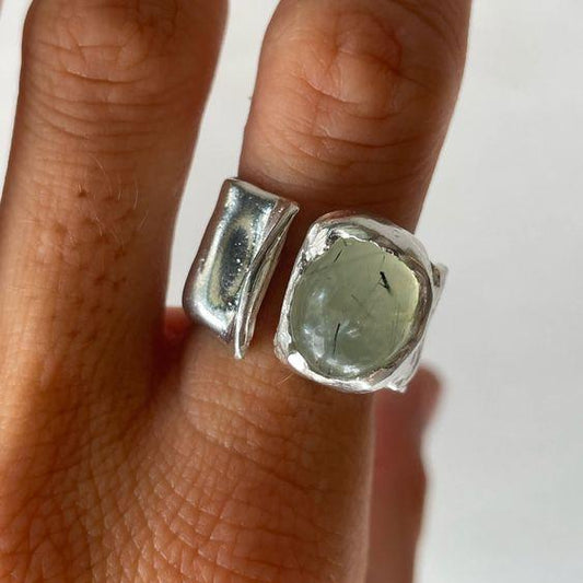Anello d'argento con pietra d'epoca forgiata