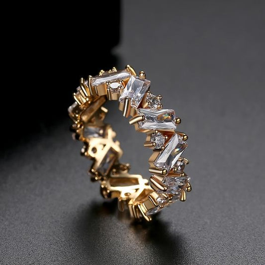 Anello d'oro con cristalli d'epoca