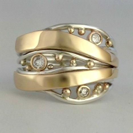 Anello vintage con zirconi ondulati in oro