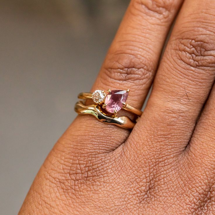 Anello vintage con goccia di cristallo rosa