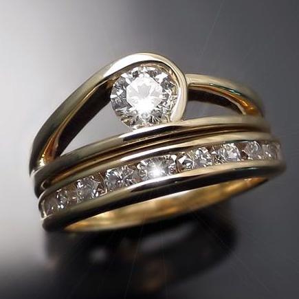 Anello d'oro vintage con zirconi eleganti