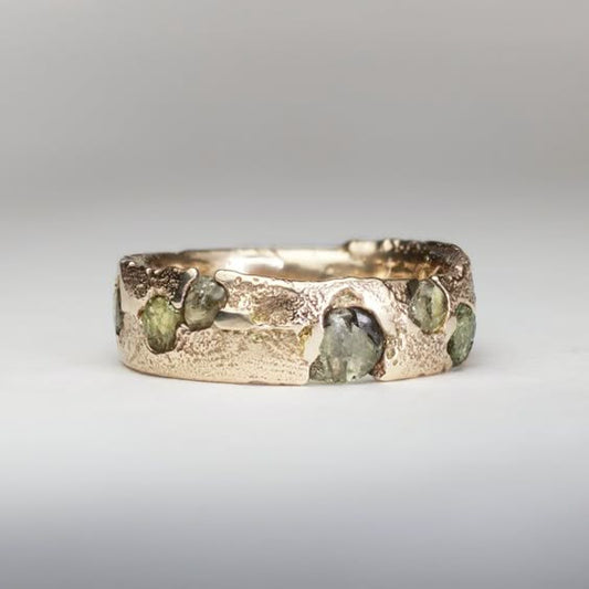 Anello d'oro forgiato verde vintage
