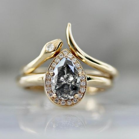 Anello d'oro vintage con goccia di cristallo nero
