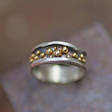 Anello d'argento con perle d'oro vintage