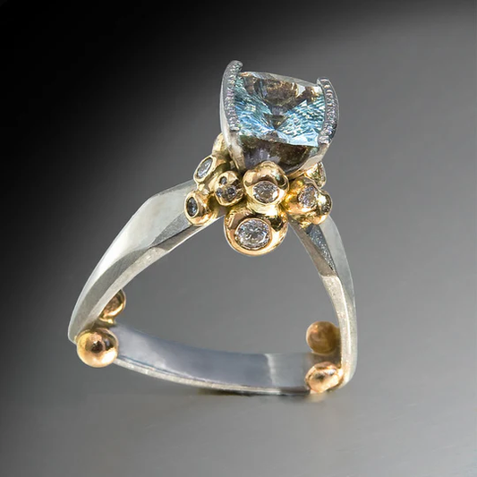 Anello vintage in oro e argento con zirconi blu