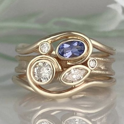 Anello d'oro vintage con zirconi a strati