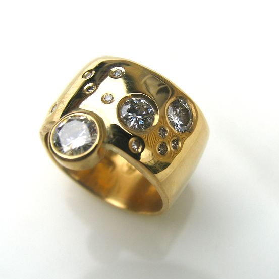 Anello d'oro vintage con pietre intarsiate