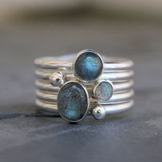 Anello d'epoca con intarsio di pietre blu e stratificazione in argento