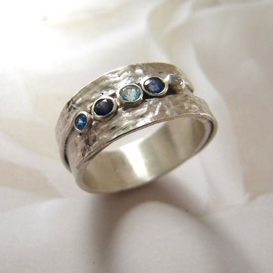 Anello d'argento vintage con intarsio di pietre blu