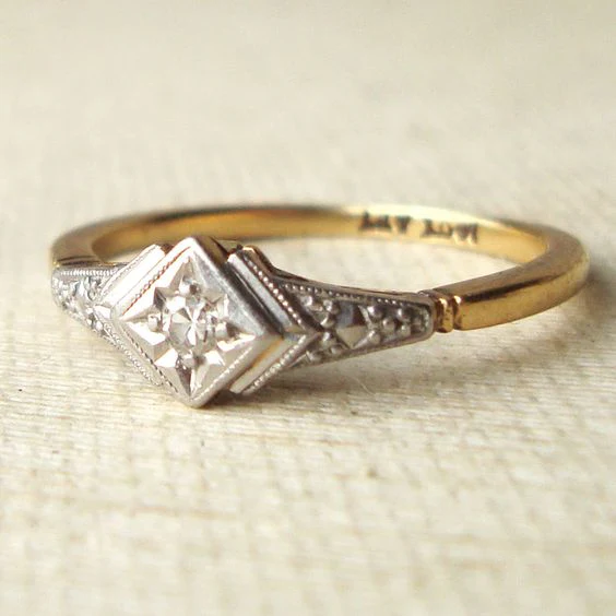 Anello d'oro con stella di vetro vintage