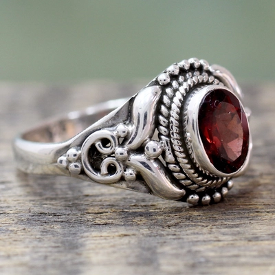 Anello vintage con pietra rossa d'argento