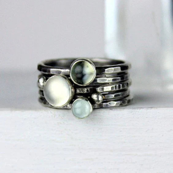 Anello d'argento con pietre lunari d'epoca