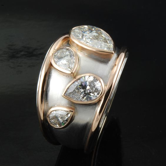 Anello vintage con intarsi di zirconi placcato oro