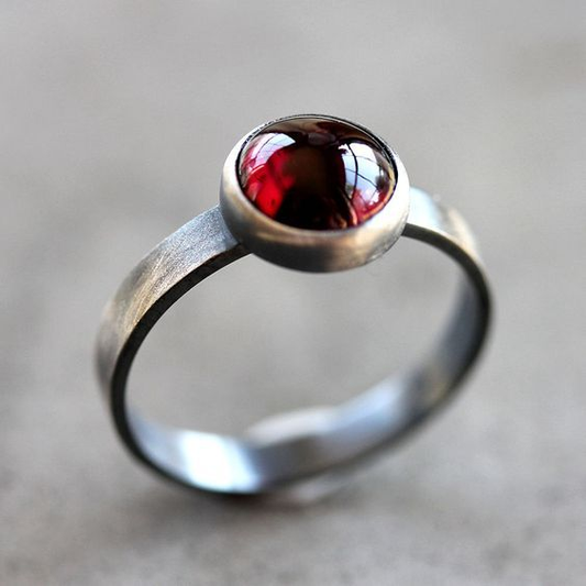 Anello vintage con pietra brillante intarsiata rossa