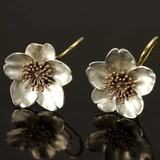 Orecchini a fiore in argento vintage