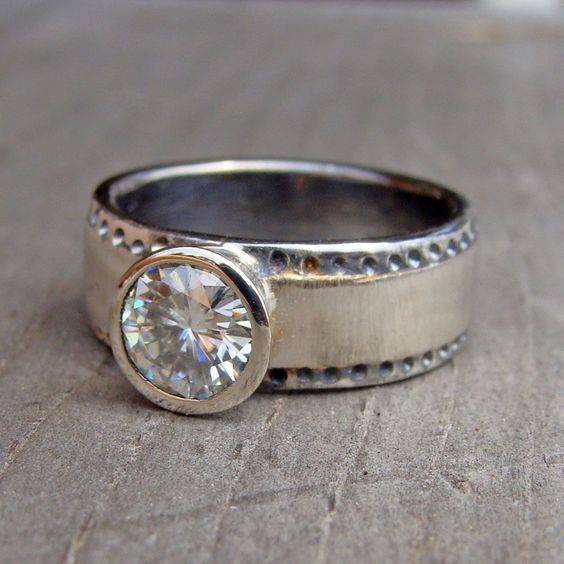 Anello d'argento in vetro bianco intarsiato d'epoca