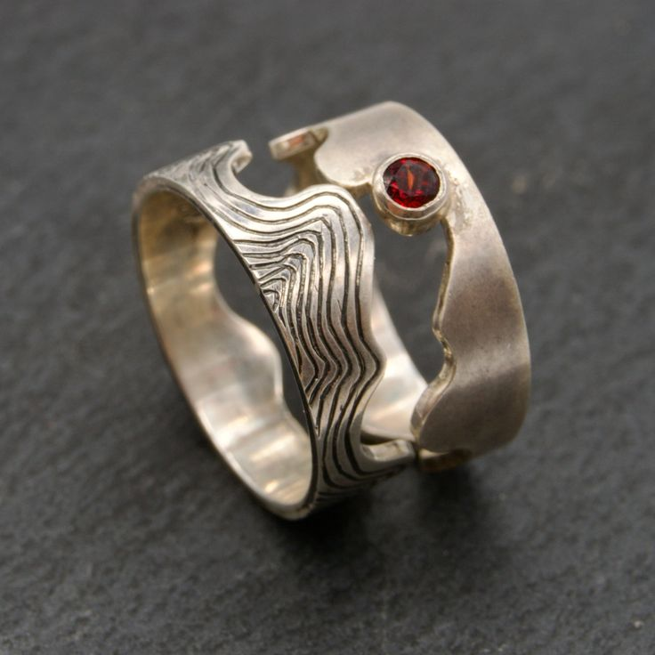 Anello vintage con zirconi rossi ondulati e cavi