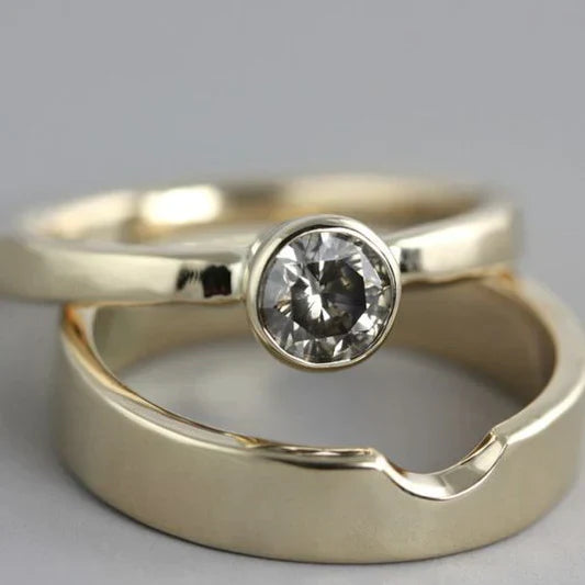 Set di anelli d'oro vintage con intarsi di zirconi