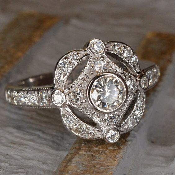 Anello con stella rotonda di cristallo vintage