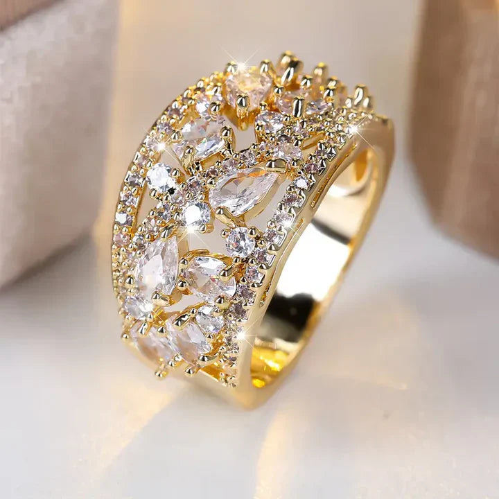 Anello d'oro con cristalli d'epoca