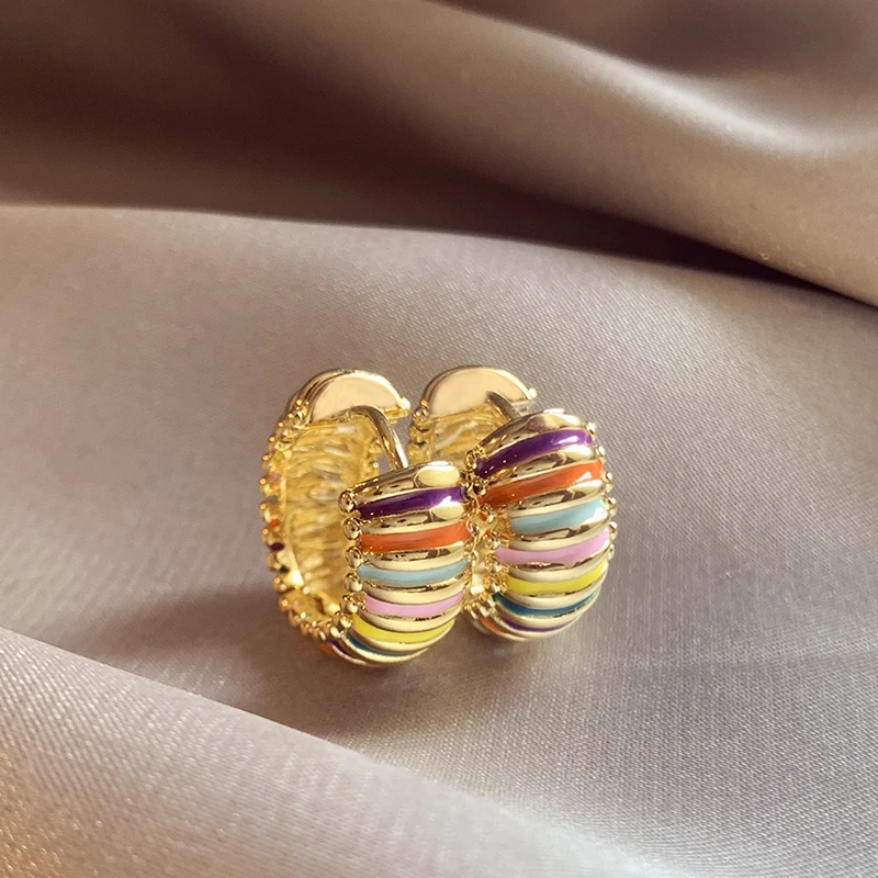 Eleganti orecchini a cerchio d'oro colorati