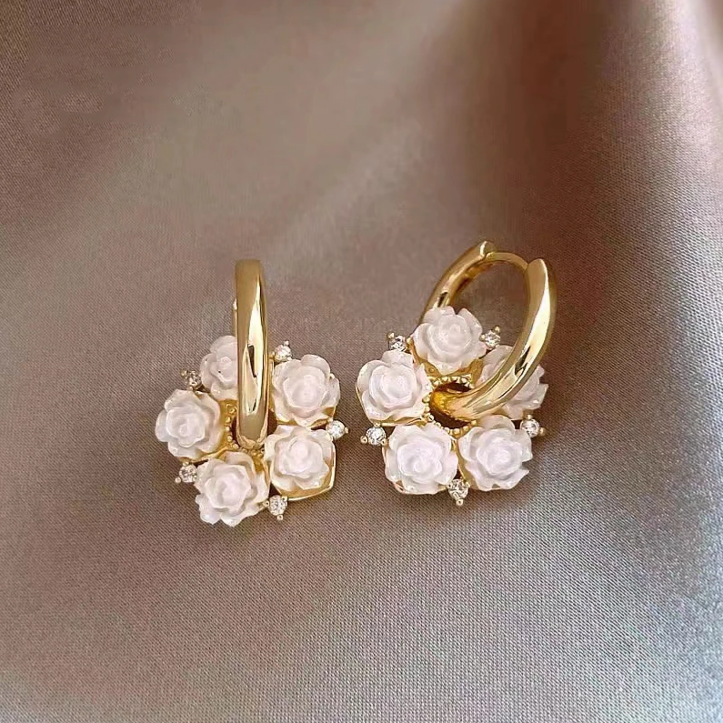 Eleganti orecchini floreali bianchi
