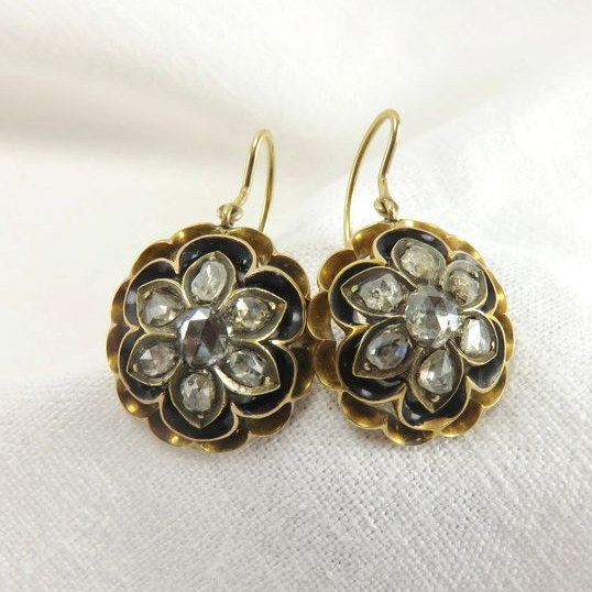 Orecchini Mandala arrotondati con fiori vintage