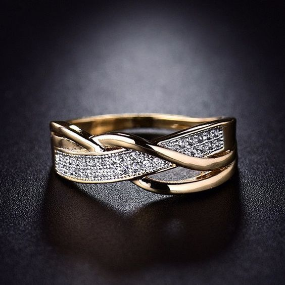 Anello vintage con treccia d'oro e zirconi