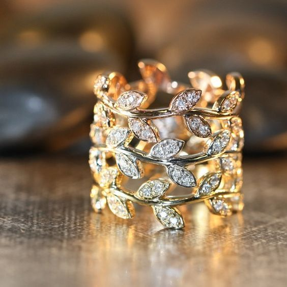 Anello d'oro vintage a foglia luminosa