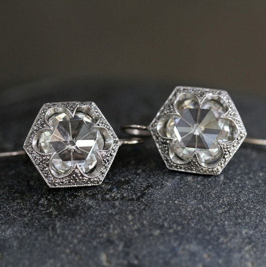 Orecchini vintage in vetro bianco arrotondato