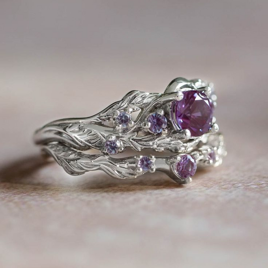 Anello d'argento con pietra viola vintage